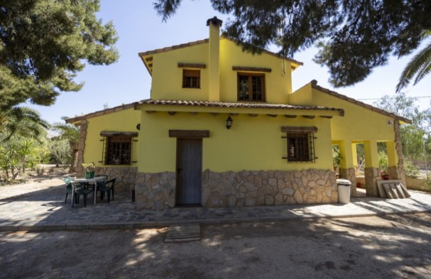 Charmantes Landhaus mit mediterranem Flair und großzügigem Grundstück