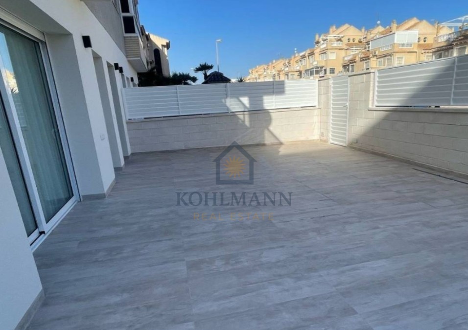 Exklusive Erdgeschosswohnung mit 3 Schlafzimmern, großen Terrassen und Gemeinschaftspool in Torreblanca – Torrevieja