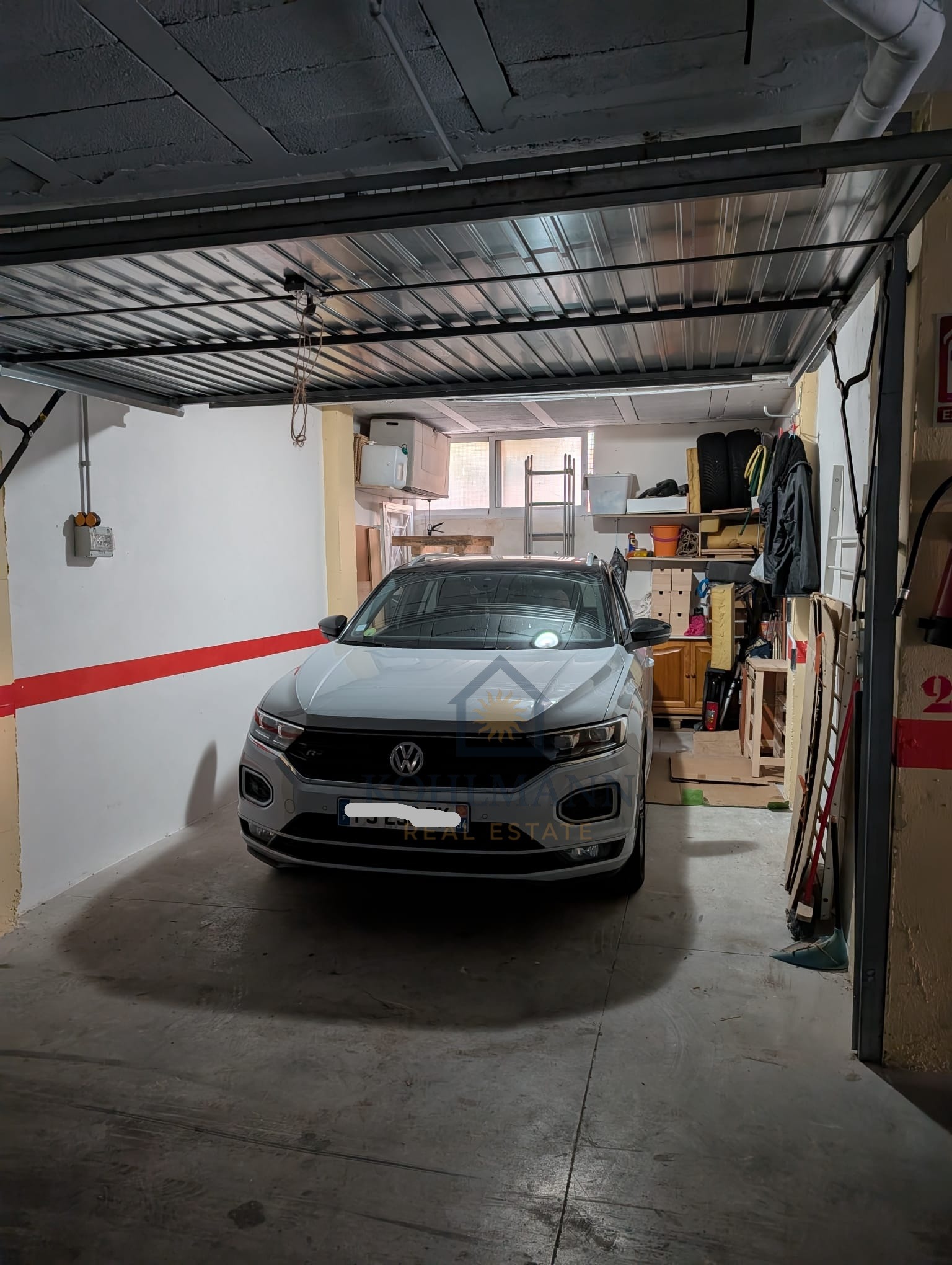 Geschlossene Garagenbox in einer Tiefgarage mit Strom und Tageslicht